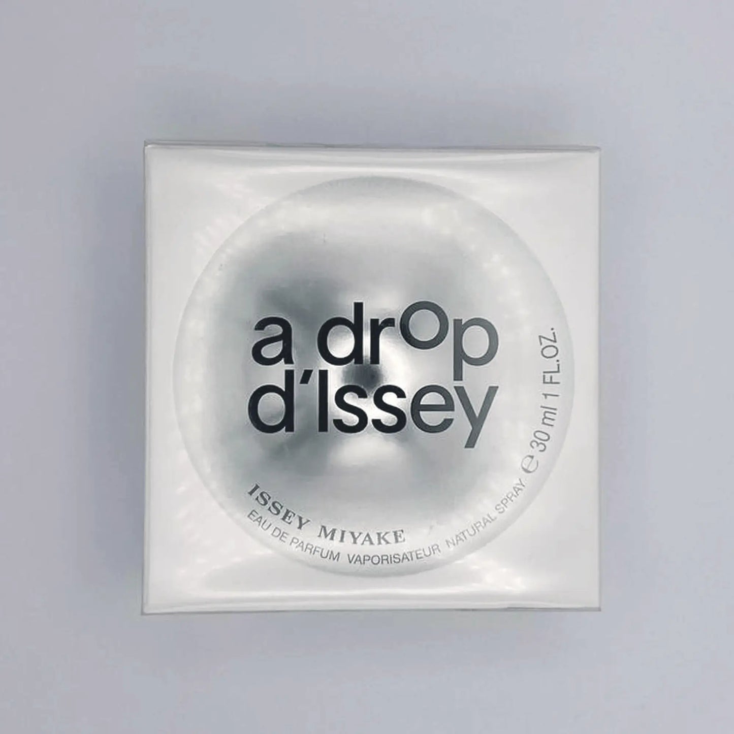 Scatola A Drop d’Issey Issey Miyake su sfondo bianco