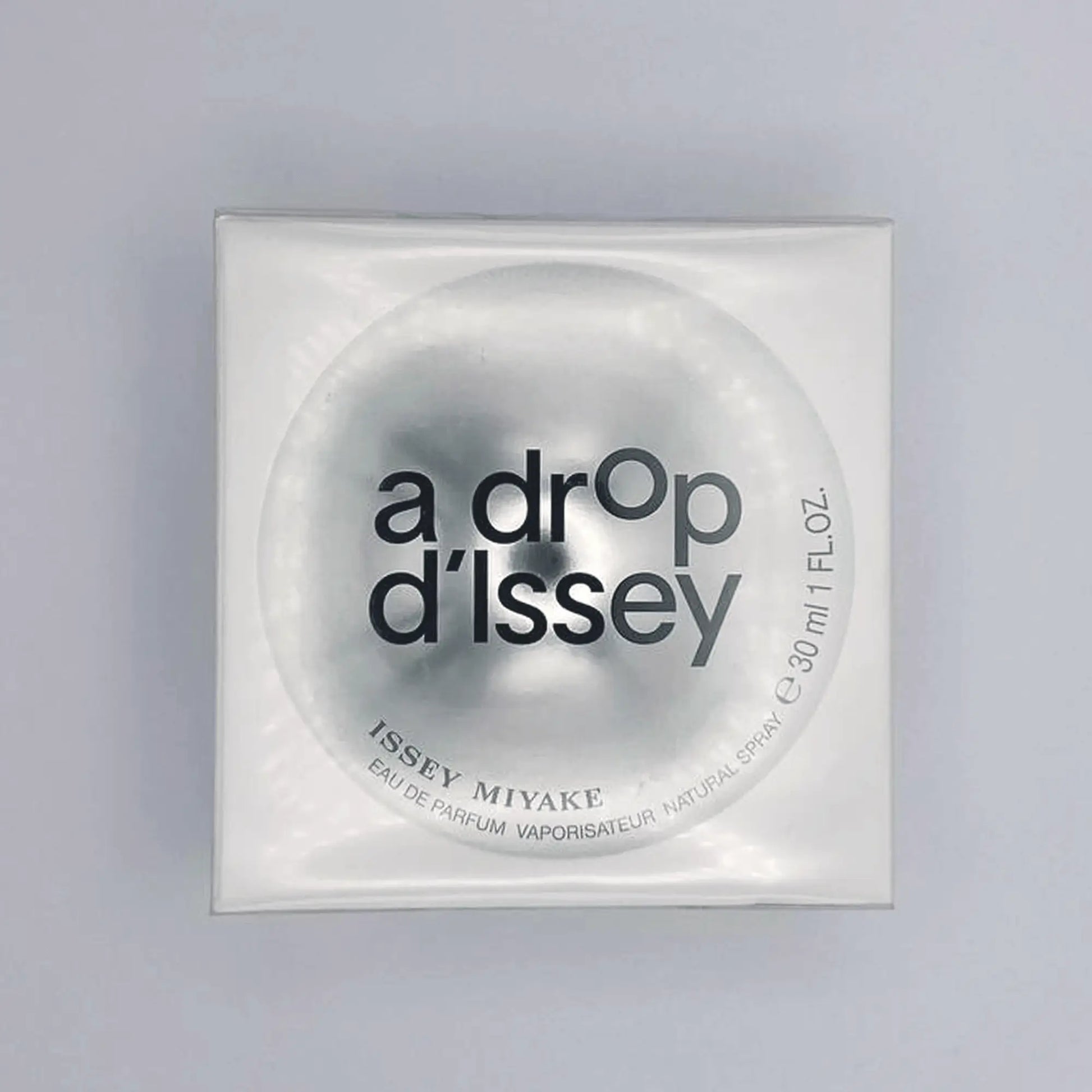 Scatola A Drop d’Issey Issey Miyake su sfondo bianco