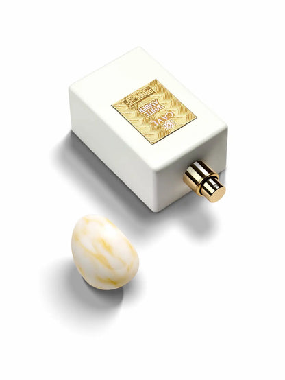 Dettaglio flacone White Amber atmosfera elegante e sofisticata Essential