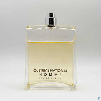 Flacone Costume National Homme 100 ml Eau de Parfum su sfondo bianco