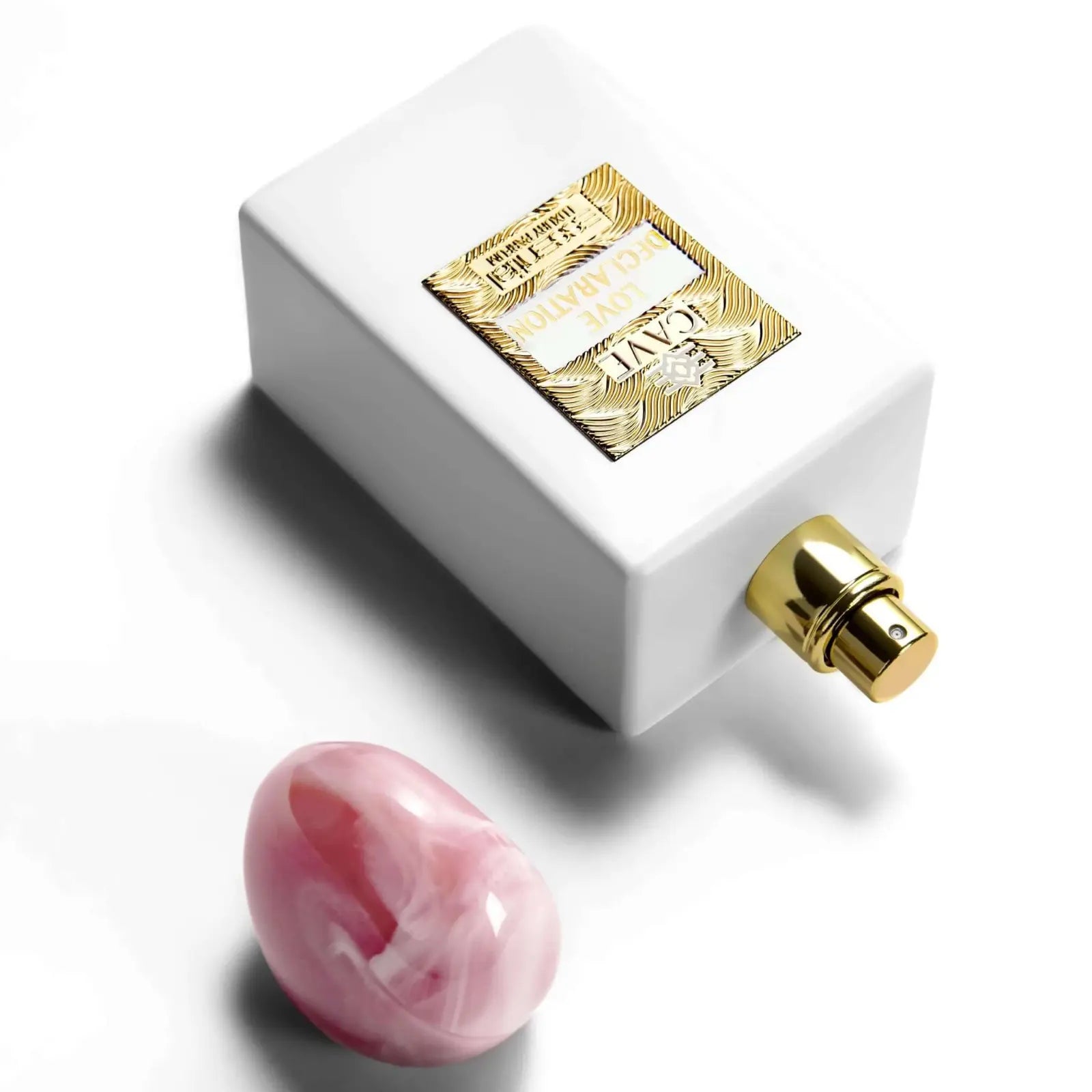 Dettaglio flacone Love Declaration atmosfera romantica Cave